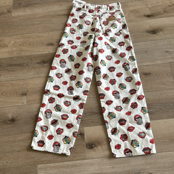 NWT Wrangler 652 High Rise Barrel Jeans Read My Lips Print - Picture 5 of 7